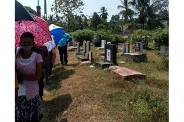 மயானத்தில் நடத்தப்பட்ட கொரோனா பரிசோதனை - மக்கள் கடும் கவலை (படங்கள்)