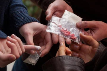 பாடசாலை மாணவர்களை அடிமையாக்கும் போதைப் பழக்கம்