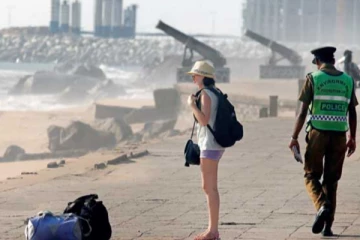 வெளிநாட்டு பிரஜையிடம் இலங்கை பொலிஸார் செய்த முகம் சுழிக்கும் செயல்