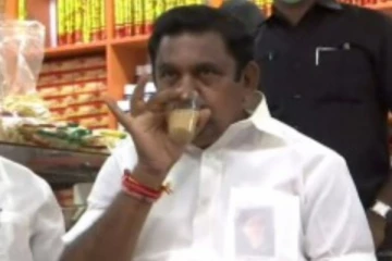 தேர்தல் பரப்புரை செய்தபோது தெரு கடையில் தேநீர் அருந்திய முதல்வர்