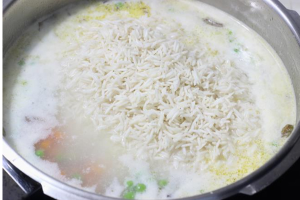 இலங்கை சிங்களவர்கள் விரும்பி உண்ணும் பால் சோறு.... கட்ட சம்பலுடன் சாப்பிட்டால் வாழ் நாளில் மறக்க மாட்டீர்கள் | Coconut Milk Rice Sri Lanka