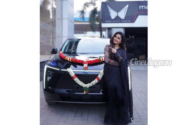 புதிய கார் வாங்கியுள்ள பிரபல சீரியல் நடிகை சாய் காயத்ரி... யாருக்காக வாங்கினார் தெரியுமா? | Serial Actress Saai Gayathri Buys New Car