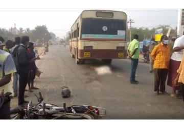 மகன் கண் முன்னே விபத்தில் தலை நழுங்கி துடிதுடித்து இறந்த தாய் - நெஞ்சை ரணமாக்கிய சோகச் சம்பவம்