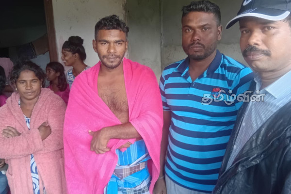 வீட்டு கூரையில் சிக்கிய ஒரே குடும்பத்தை சேர்ந்த 6 பேரும் கடற்படையினரால் மீட்பு | All 6 Members Rescued With The Help Of The Navy வீட்டு கூரையில் சிக்கிய ஒரே குடும்பத்தை சேர்ந்த 6 பேரும் கடற்படையினரால் மீட்பு | All 6 Members Rescued With The Help Of The Navy