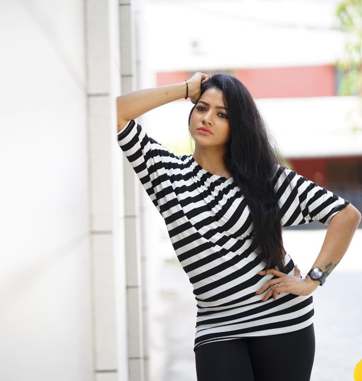 முல்லையாக மக்கள் மனதில் வாழும் மறைந்த சீரியல் நடிகை சித்ராவின் அழகிய போட்டோஸ் 1 Gallery