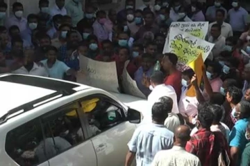 විරෝධතාකරුවන් පිරිසක් විදුලිබල අමාත්‍යංශයේ ලේකම්ව වාහනය තුළ සිරකරයි..! (VIDEO)