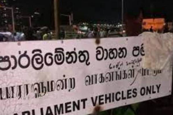 பெயர் பலகைகள் மீது உள்ளாடைகளை தொங்கவிட்ட மாணவர்கள்! | Students Hanging Underwear Parliament Name Plates