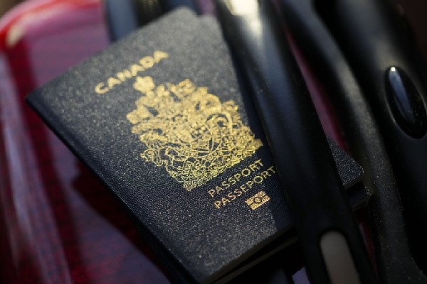 கனடாவில் இலவச கடவுச்சீட்டு வழங்கப்படுகிறதா? | Passports Lost Or Damaged From Wildfires For Free