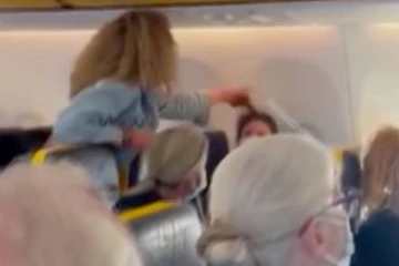நடுவானில் விமானத்தில் இளம் பெண் செய்த செயல்! அதிர்ந்து போன சக பயணிகள்: வெளியான முழு வீடியோ