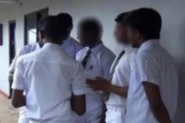 பிரபல ஆண்கள் பாடசாலையில் சக மாணவர்களின் தாக்குதலால் சுய நினைவை இழந்த மாணவன்