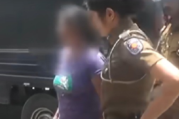 கொழும்பில் போதை பொருளுக்காக சிறுமியை யாசகம் பெற வைத்த பெண்! | A Woman Made A Girl Pray For Drugs In Colombo
