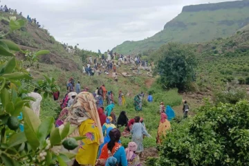 நிலச்சரிவில் கிராமமே தரமட்டம் ; 1000 பேர் பலி...ஒருவர் மட்டும் உயிர் பிழைத்த அதிசயம்