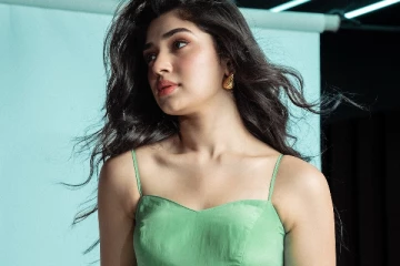 நடிகை க்ரித்தி ஷெட்டி ட்ரெண்டி உடையில் போட்டோஷூட்