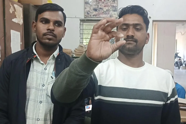 மண்ணில் இருந்து கிடைத்த 15.34 கேரட் வைரம்: சிறுவயது நண்பர்களுக்கு அடித்த அதிர்ஷ்டம் | 2 Friends Finds 15 34 Carat Diamond In Panna Field மண்ணில் இருந்து கிடைத்த 15.34 கேரட் வைரம்: சிறுவயது நண்பர்களுக்கு அடித்த அதிர்ஷ்டம் | 2 Friends Finds 15 34 Carat Diamond In Panna Field