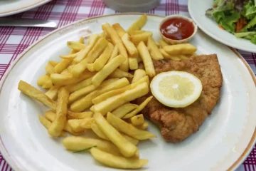 சமையல் செய்யும்போது எழுந்த சத்தம்: பக்கத்து வீட்டுக்காரரை பளாரென அறைந்த முதியவர்