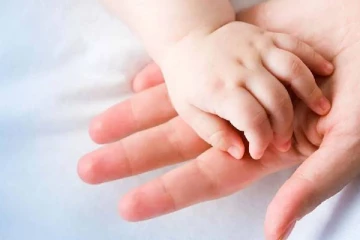 குழந்தை பிறந்த சில மணித்தியாலத்தில் இணையம் மூலம் விற்க முயன்ற கொடூர தாய்!