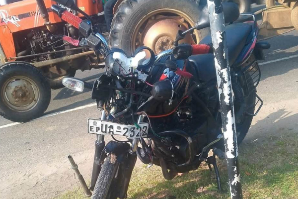 மட்டக்களப்பில் மோட்டார் சைக்கிள் - முச்சக்கரவண்டி விபத்து | Motorcycle Three Wheeler Accident In Batticaloa