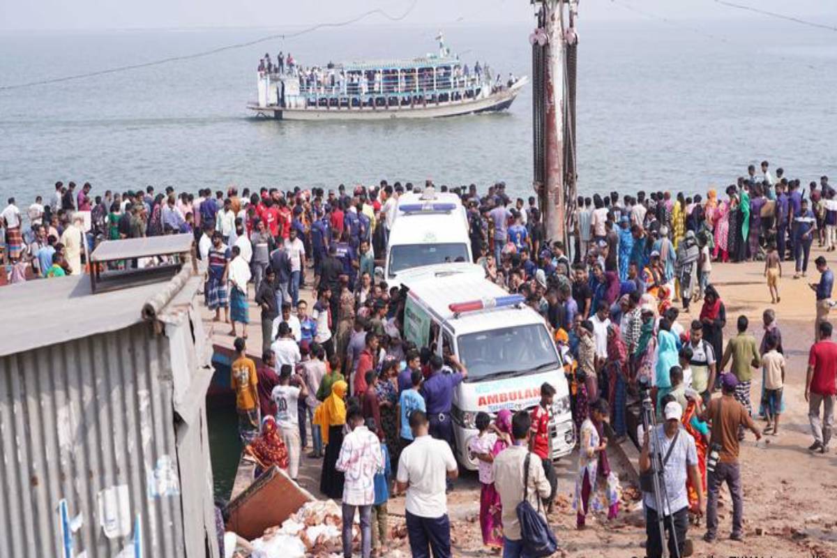 பங்களாதேஷில் பயங்கரம்: படகில் ஏற முயன்றபோது ஆற்றில் விழுந்த பேருந்து - 24 பயணிகள் பலி | Bangladesh Bus Accideny Board 24 Passengers Killed