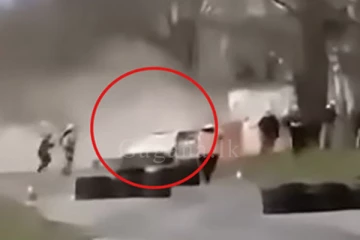 මෝටර් රථ තරගාවලියක් අතරතුර 4ක් ජීවිතක්ෂයට.