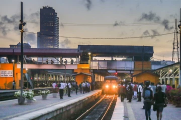 திடீரென புகையிரதம் ரத்து - கொழும்பு கோட்டை ரயில் நிலையத்தில் அமைதியின்மை