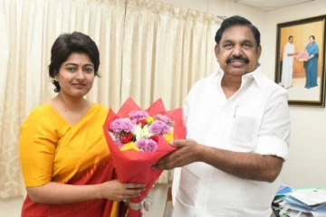 பாஜகவில் இருந்து விலகிய காயத்ரி ரகுராம் அதிமுகவில் இணைந்தார்.., அவர் கூறும் புதிய விளக்கம்