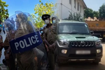 யாழ் சாவகச்சேரி நீதிமன்ற வளாகத்தில் குவிக்கப்பட்டுள்ள விசேட அதிரடிப் படையினர்