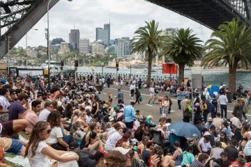 புத்தாண்டை வரவேற்க சிட்னியில் குவிந்த மக்கள் !