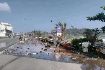 මුහුදු රළ ගොඩට පැමිණීම නිසා ප්‍රධාන මාර්ගයක් වසා දමයි..(VIDEO / PHOTOS)