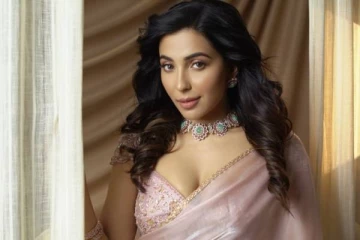 கிளாமராக புடவை அணிந்து நடிகை பார்வதி நாயர் எடுத்த போட்டோ ஷுட்