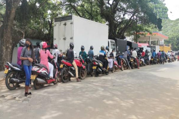 வவுனியாவில் அதிகாலை முதல் நீண்ட வரிசையில் காத்திருந்த மக்கள் | Vavuniya Long Queue People Fuel Crisis
