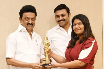 ஆஸ்கர் விருதை கையில் ஏந்திய தமிழ்நாடு முதல்வர் ஸ்டாலின்.. இயக்குனருக்கு ரூ. 1 கோடி ஊக்கத்தொகை வழங்கி கௌரவிப்பு