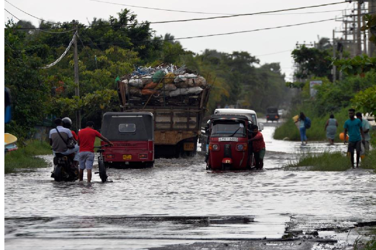 சீரற்ற காலநிலை; ஒருவர் பலி; 7 ஆயிரத்திற்கும் அதிகமானோர் பாதிப்பு | Adverse Weather Over 7 000 Affected Srilanka
