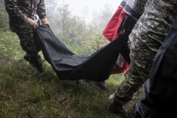 ஈரானில் விபத்து நடந்த இடத்தில் இருந்து உடல்களை மீட்கும் மீட்பு குழுவினர்