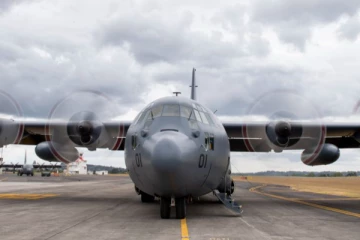 சுனாமி தாக்கிய பின்னர் டோங்காவில் தரையிறங்கிய  முதல் விமானம்!