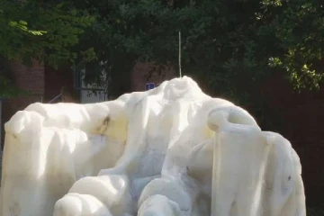 வரலாறு காணாத வெப்ப அலை..உருகிய ஆபிரகாம் லிங்கன் சிலை - வைரலாகும் புகைப்படம்!