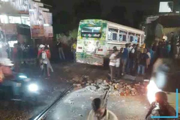 சுக்கான் இறுகியதால் தடம் மாறி தண்டளவாளத்தில் பயணித்த பேருந்து