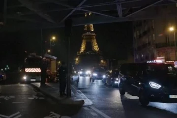 பாரிஸில் சுற்றுலாப் பயணிகளை குறிவைத்து தாக்குதல்: ஒருவர் உயிரிழப்பு