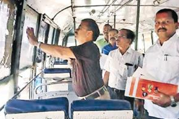 சிறுவர் பாதுகாப்பு தொடர்பில் பேருந்துகளில் ஸ்டிக்கர்கள் ஒட்டும் பணி ஆரம்பம் | Work Of Sticking Stickers On Buses Child Safety