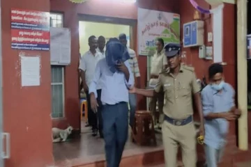 கிளினிக்கில் பெண் ஊழியருடன் பாலியல் உறவில் ஈடுபட்ட அரசு மருத்துவர் - அதிரவைக்கும் வீடியோ