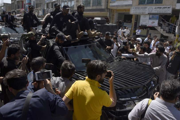 பற்றி எரியும் நாடு; 144 தடை, இல்லம் சூறை - உணவு, மயில்களை தூக்கிச்சென்ற கொடுமை | Protestors Looted Food Commander House Pakistan