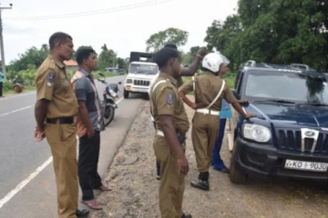 ஆடைத் தொழிற்சாலை ஊழியர்கள் பயணித்த பேருந்தை திருப்பி அனுப்பிய மூவர் கைது