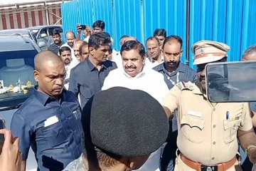 எடப்பாடி பழனிசாமியை வரவேற்பதில் வாக்குவாதம் - அதிமுகவினர் இடையே அடிதடி