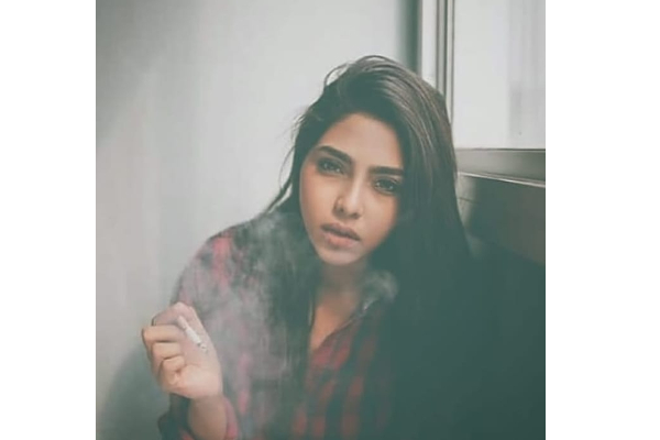 கையில் சிகரெட்டுடன் தனுஷ் பட நடிகை.. இணையத்தை அதிர்ச்சியாக்கிய புகைப்படம் | Aishwarya Lakshmi Smoking Pic