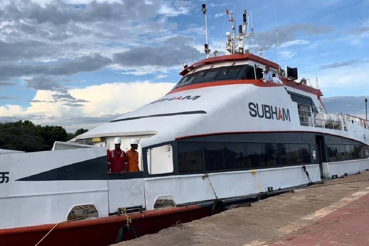 நடுக்கடலில் திடீர் கோளாறு ; யாழ்- நாகப்பட்டின கப்பல் பழுதானதால் மக்கள் அவதி | Jaffna Nagapattinam Breaks Down Causing To People