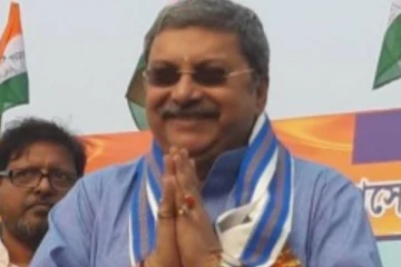 திரிணாமுல் காங்கிரஸ் கட்சியின் எம்பி செய்த சிலுமிசம்..வைரலாகும் காணொளி