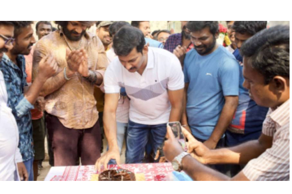 நடிகர் சங்க தேர்தல் வெற்றி - படப்பிடிப்பு தளத்தில் கேக் வெட்டி கொண்டாடிய விஷால் - தமிழ்நாடு