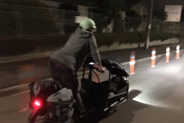 நள்ளிரவு பிரசவ வலியுடன் சைக்கிளில் ஓட்டிச் சென்று குழந்தை பெற்றெடுத்த நியூசிலாந்து எம்.பி!