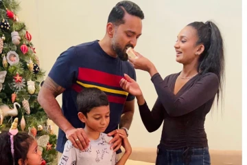 ජනප්රිය ගායිකා නදිනි ප්රේමදාස ඇයගේ උපන්දිනය පවුලේ හැමෝමත් එක්ක ජයටම සරපු හැටි (PHOTOS)