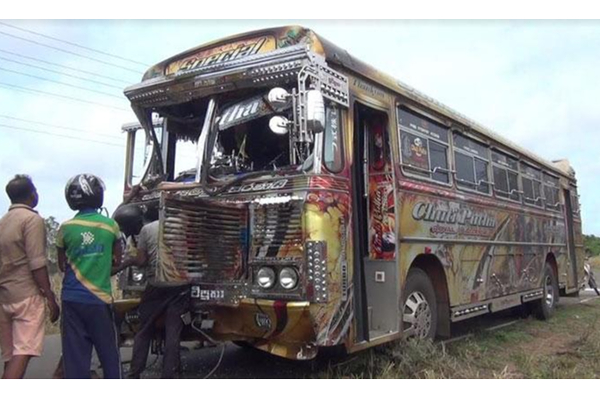 யானையின் தாக்குதலில் மயிரிழையில் தப்பிய பக்தர்கள்(படங்கள்) | Devotees Who Survived An Elephant Attack