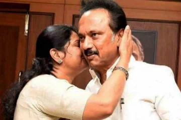 முதலமைச்சருக்கு கனிமொழியின் அன்பு முத்தம்! 5 நிமிடத்தில் நடந்த திடீர் திருப்பம்